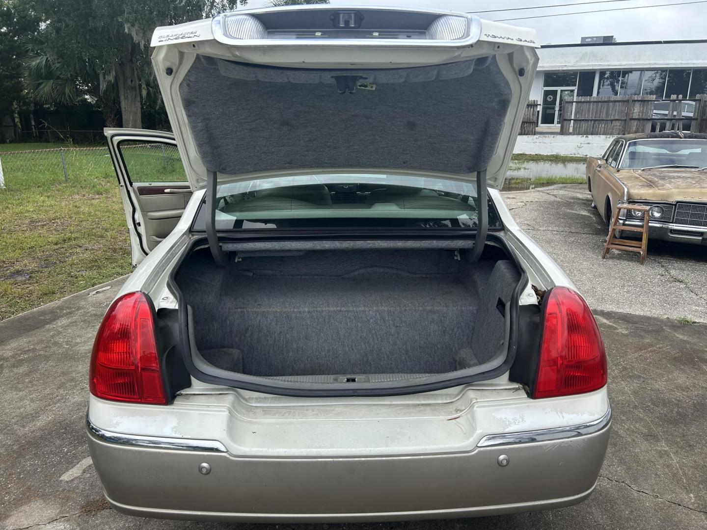 2003 Lincoln Town Car Signature (1LNHM82W13Y) with an 4.6L V8 SOHC 16V engine, 4-Speed Automatic Overdrive transmission, located at 1758 Cassat Ave., Jacksonville, FL, 32210, (904) 384-2799, 30.286720, -81.730652 - *****$2599.00 CASH OFFER***** 2003 LINCOLN TOWN CAR SIGNATURE MODEL 192,943 MILES LEATHER ALLOYS ICE-COLD AIR-CONDITIONING ALLOYS DON'T MISS OUT CALL US @ 904-384-2799 - Photo#18