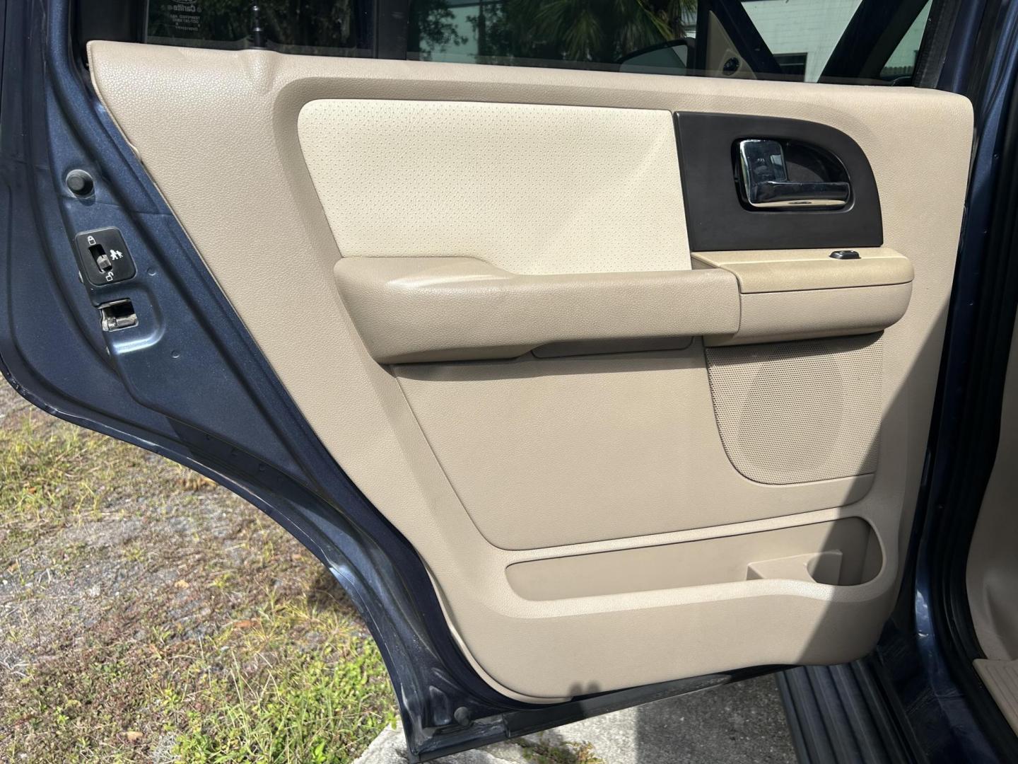 2006 Ford Expedition XLT 2WD (1FMPU155X6L) with an 5.4L V8 SOHC 16V engine, 4-Speed Automatic Overdrive transmission, located at 1758 Cassat Ave., Jacksonville, FL, 32210, (904) 384-2799, 30.286720, -81.730652 - CASH SPECIAL*****$3499.00 PLUS TAX, TAG, AND TITLE*****2006 FORD EXPEDITION XLT 7 PASSENGER LEATHER ALLOYS RUNNING BOARDS 206,704 MILES EXTRA CLEAN ICE-COLD-AIR-CONDITIONING RUNS GREAT CALL TODAY @ 904-384-2799 - Photo#10