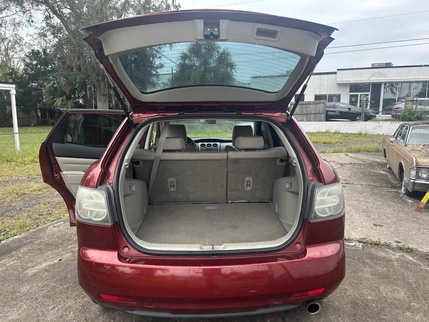 2011 Mazda CX-7 i SV (JM3ER2A59B0) with an 2.5L L4 DOHC 16V engine, 5-Speed Automatic transmission, located at 1758 Cassat Ave., Jacksonville, FL, 32210, (904) 384-2799, 30.286720, -81.730652 - *****CASH DEAL*****2011 MAZDA CX-7 $3799.00 PLUS TAX, TAG, AND TITLE 227,391 MILES RUNS GREAT ALLOYS POWER EQUIPMENT TINT REMOTE KEYLESS ENTRY CALL US TODAY @ 904-384-2799 WE DEAL!!!!! - Photo#17