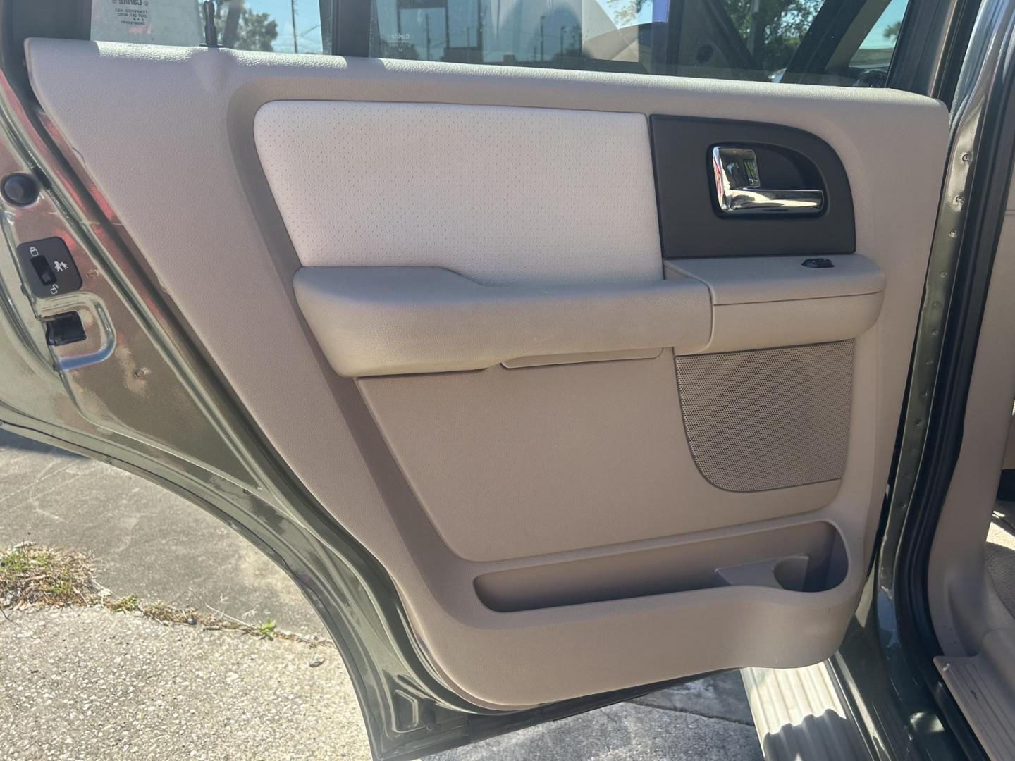 2005 Ford Expedition Eddie Bauer 2WD (1FMPU17505L) with an 5.4L V8 SOHC 16V engine, 4-Speed Automatic Overdrive transmission, located at 1758 Cassat Ave., Jacksonville, FL, 32210, (904) 384-2799, 30.286720, -81.730652 - *****MECHANIC SPECIAL*****$1999.00 PLUS TAX, TAG, AND TITLE*****2005 FORD EXPEDITION EDDIE BAUER 131,023 MILES***** NEEDS TRANSMISSION REPAIR***** VEHICLE IS IN GOOD SHAPE EXCEPT FOR THE TRANSMISSION THIS IS A GREAT DEAL FOR SOMEONE WHO WILL FIX THE TRANSMSSION TRUCK LISTS FOR OVER 5K ON KBB.COM CAL - Photo#10