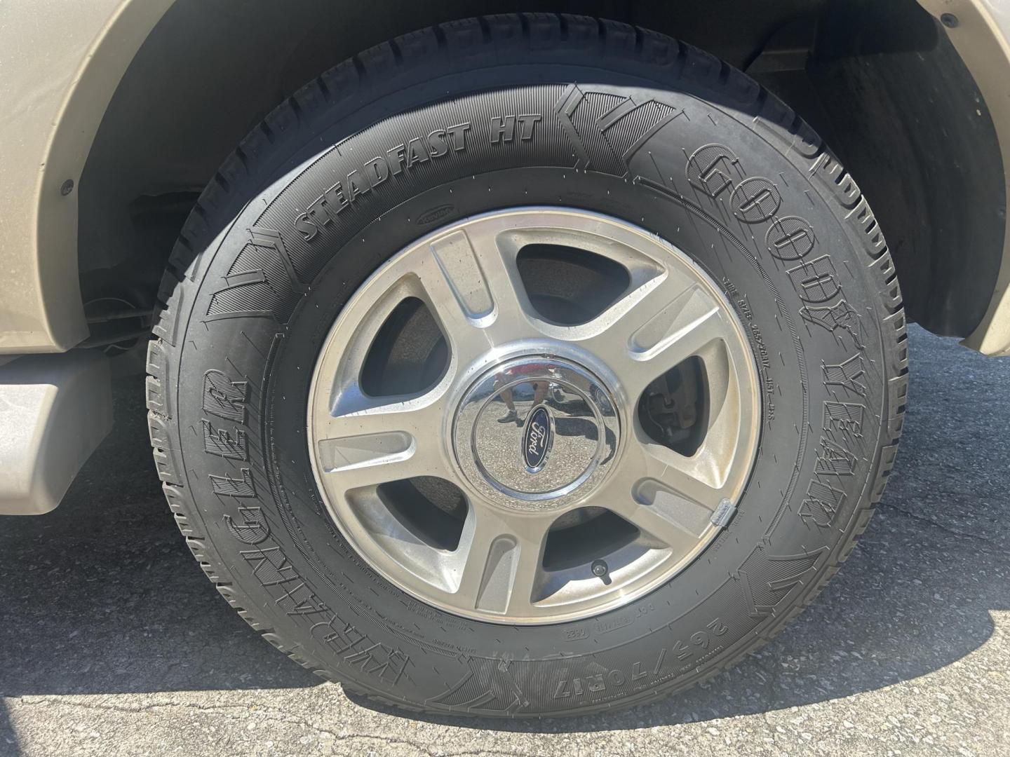 2005 Ford Expedition Eddie Bauer 2WD (1FMPU17505L) with an 5.4L V8 SOHC 16V engine, 4-Speed Automatic Overdrive transmission, located at 1758 Cassat Ave., Jacksonville, FL, 32210, (904) 384-2799, 30.286720, -81.730652 - *****MECHANIC SPECIAL*****$1999.00 PLUS TAX, TAG, AND TITLE*****2005 FORD EXPEDITION EDDIE BAUER 131,023 MILES***** NEEDS TRANSMISSION REPAIR***** VEHICLE IS IN GOOD SHAPE EXCEPT FOR THE TRANSMISSION THIS IS A GREAT DEAL FOR SOMEONE WHO WILL FIX THE TRANSMSSION TRUCK LISTS FOR OVER 5K ON KBB.COM CAL - Photo#25