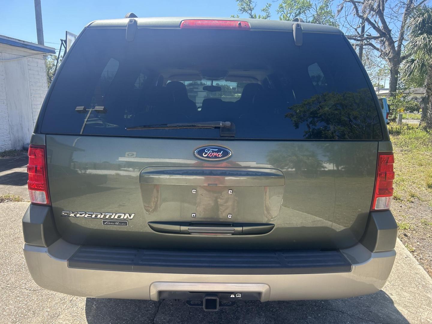 2005 Ford Expedition Eddie Bauer 2WD (1FMPU17505L) with an 5.4L V8 SOHC 16V engine, 4-Speed Automatic Overdrive transmission, located at 1758 Cassat Ave., Jacksonville, FL, 32210, (904) 384-2799, 30.286720, -81.730652 - *****MECHANIC SPECIAL*****$1999.00 PLUS TAX, TAG, AND TITLE*****2005 FORD EXPEDITION EDDIE BAUER 131,023 MILES***** NEEDS TRANSMISSION REPAIR***** VEHICLE IS IN GOOD SHAPE EXCEPT FOR THE TRANSMISSION THIS IS A GREAT DEAL FOR SOMEONE WHO WILL FIX THE TRANSMSSION TRUCK LISTS FOR OVER 5K ON KBB.COM CAL - Photo#3