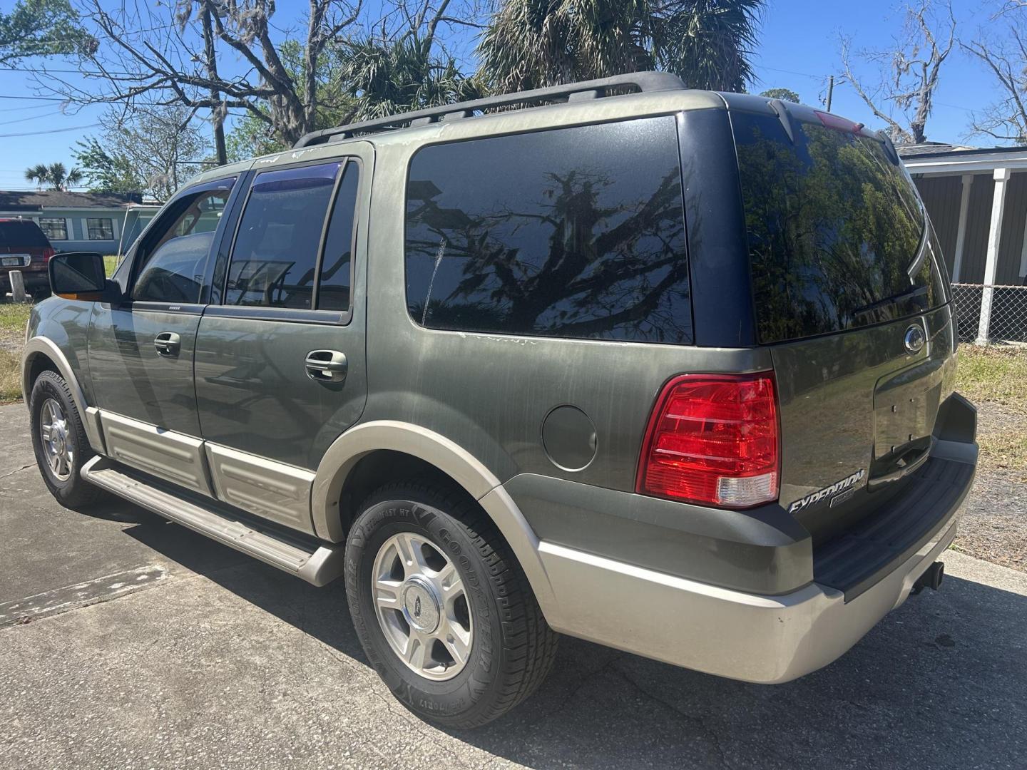 2005 Ford Expedition Eddie Bauer 2WD (1FMPU17505L) with an 5.4L V8 SOHC 16V engine, 4-Speed Automatic Overdrive transmission, located at 1758 Cassat Ave., Jacksonville, FL, 32210, (904) 384-2799, 30.286720, -81.730652 - *****MECHANIC SPECIAL*****$1999.00 PLUS TAX, TAG, AND TITLE*****2005 FORD EXPEDITION EDDIE BAUER 131,023 MILES***** NEEDS TRANSMISSION REPAIR***** VEHICLE IS IN GOOD SHAPE EXCEPT FOR THE TRANSMISSION THIS IS A GREAT DEAL FOR SOMEONE WHO WILL FIX THE TRANSMSSION TRUCK LISTS FOR OVER 5K ON KBB.COM CAL - Photo#5