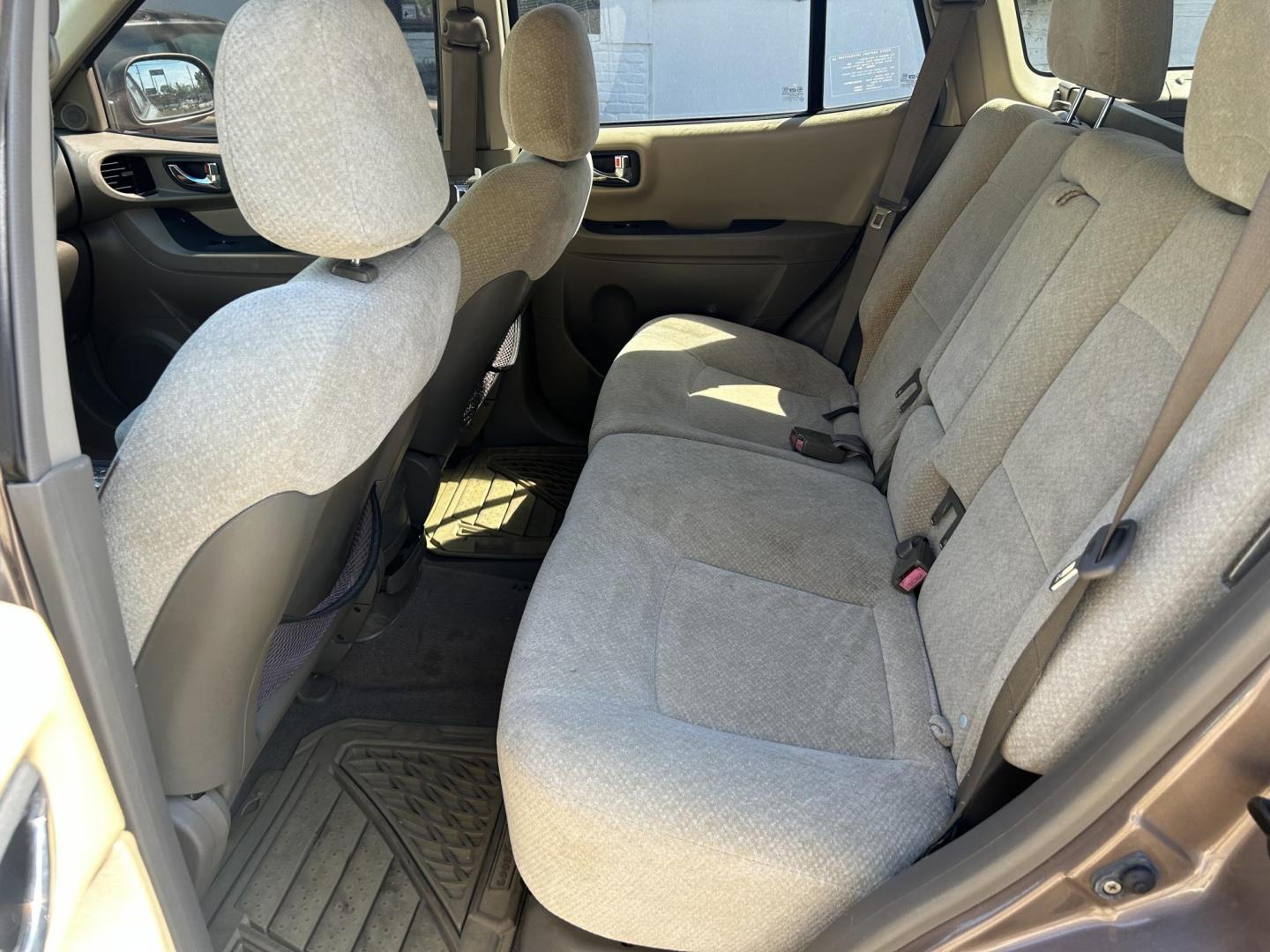 2005 Hyundai Santa Fe GLS 2.7L (KM8SC13D45U) with an 2.7L V6 DOHC 24V engine, 4-Speed Automatic Overdrive transmission, located at 1758 Cassat Ave., Jacksonville, FL, 32210, (904) 384-2799, 30.286720, -81.730652 - *****CASH SPECIAL*****2005 HYUNDAI SANTA FE*****$2999.00 PLUS TAX, TAG, AND TITLE*****4-DOOR 186,433 MILES ICE COLD AIR CONDITIONING AUTOMATIC TRANSMISSION ALLOYS SUNROOF ENGINE RUNS GREAT CALL US TODAY @ 904-384-2799 - Photo#11