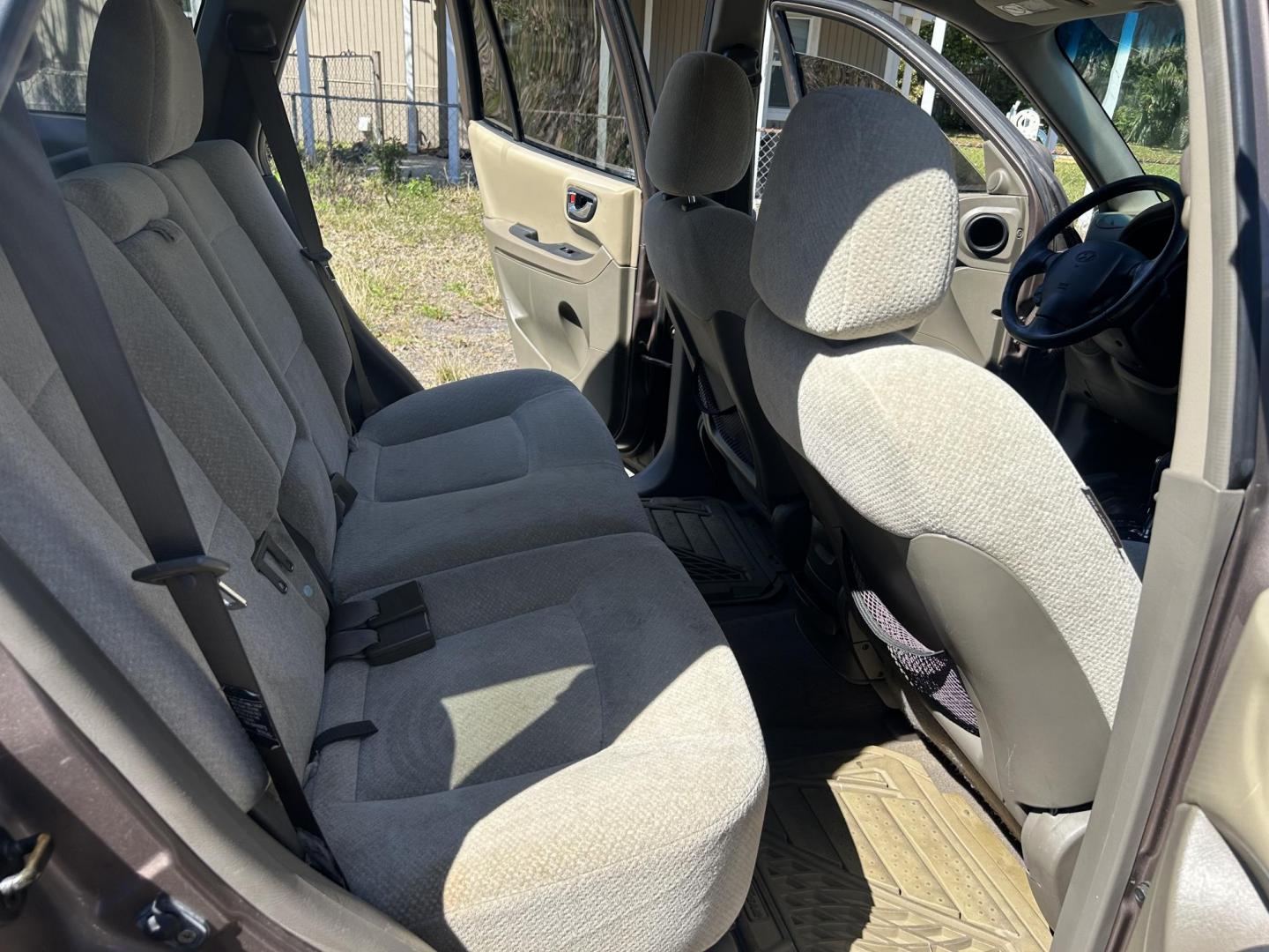 2005 Hyundai Santa Fe GLS 2.7L (KM8SC13D45U) with an 2.7L V6 DOHC 24V engine, 4-Speed Automatic Overdrive transmission, located at 1758 Cassat Ave., Jacksonville, FL, 32210, (904) 384-2799, 30.286720, -81.730652 - *****CASH SPECIAL*****2005 HYUNDAI SANTA FE*****$2999.00 PLUS TAX, TAG, AND TITLE*****4-DOOR 186,433 MILES ICE COLD AIR CONDITIONING AUTOMATIC TRANSMISSION ALLOYS SUNROOF ENGINE RUNS GREAT CALL US TODAY @ 904-384-2799 - Photo#16