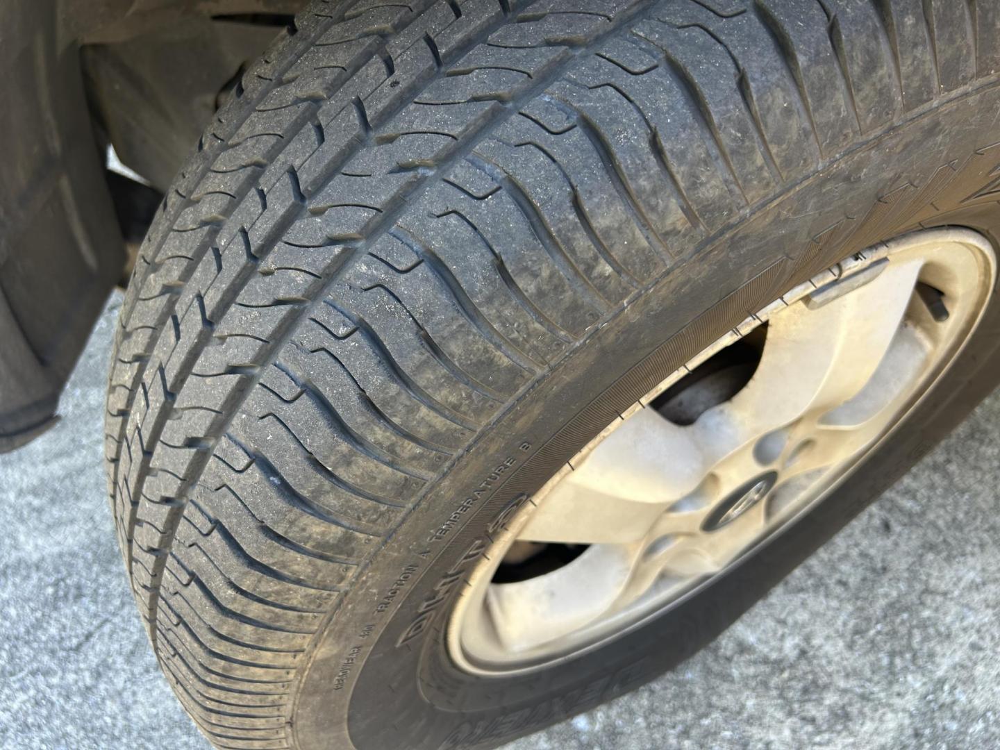 2005 Hyundai Santa Fe GLS 2.7L (KM8SC13D45U) with an 2.7L V6 DOHC 24V engine, 4-Speed Automatic Overdrive transmission, located at 1758 Cassat Ave., Jacksonville, FL, 32210, (904) 384-2799, 30.286720, -81.730652 - *****CASH SPECIAL*****2005 HYUNDAI SANTA FE*****$2999.00 PLUS TAX, TAG, AND TITLE*****4-DOOR 186,433 MILES ICE COLD AIR CONDITIONING AUTOMATIC TRANSMISSION ALLOYS SUNROOF ENGINE RUNS GREAT CALL US TODAY @ 904-384-2799 - Photo#24