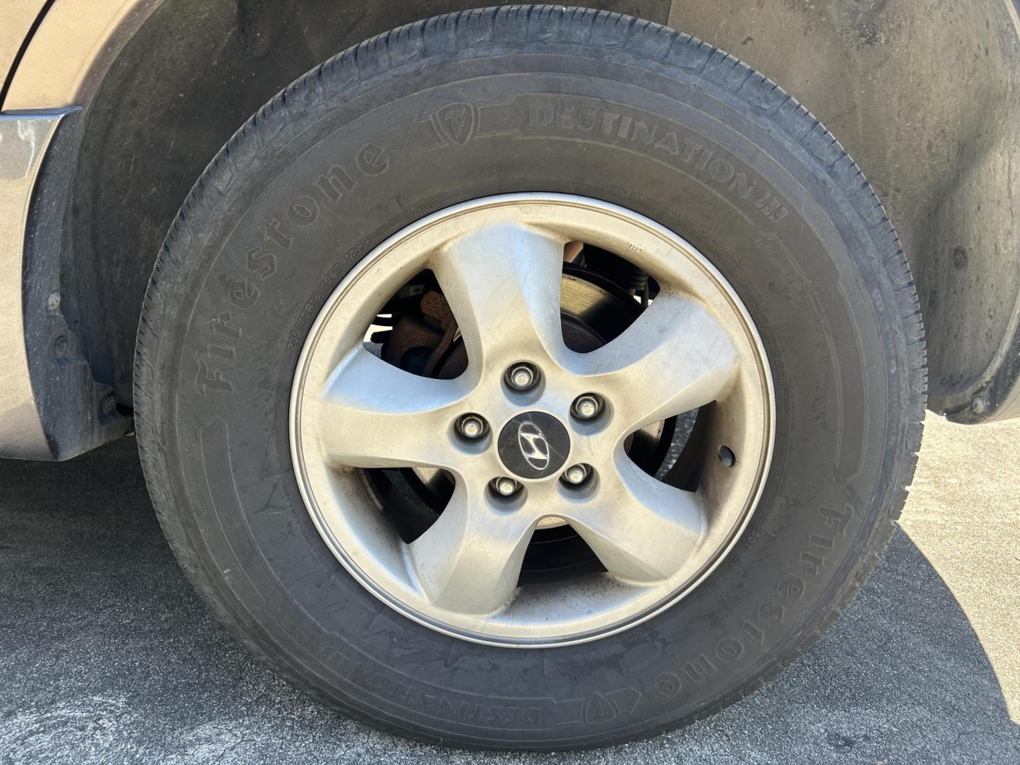2005 Hyundai Santa Fe GLS 2.7L (KM8SC13D45U) with an 2.7L V6 DOHC 24V engine, 4-Speed Automatic Overdrive transmission, located at 1758 Cassat Ave., Jacksonville, FL, 32210, (904) 384-2799, 30.286720, -81.730652 - *****CASH SPECIAL*****2005 HYUNDAI SANTA FE*****$2999.00 PLUS TAX, TAG, AND TITLE*****4-DOOR 186,433 MILES ICE COLD AIR CONDITIONING AUTOMATIC TRANSMISSION ALLOYS SUNROOF ENGINE RUNS GREAT CALL US TODAY @ 904-384-2799 - Photo#25
