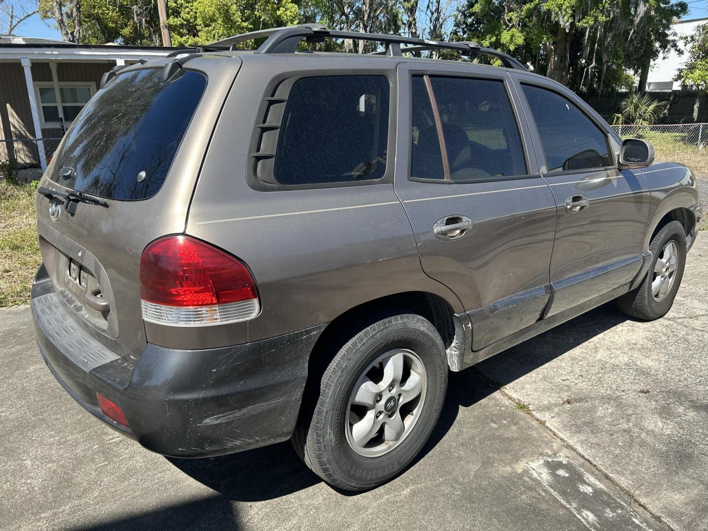 2005 Hyundai Santa Fe GLS 2.7L (KM8SC13D45U) with an 2.7L V6 DOHC 24V engine, 4-Speed Automatic Overdrive transmission, located at 1758 Cassat Ave., Jacksonville, FL, 32210, (904) 384-2799, 30.286720, -81.730652 - *****CASH SPECIAL*****2005 HYUNDAI SANTA FE*****$2999.00 PLUS TAX, TAG, AND TITLE*****4-DOOR 186,433 MILES ICE COLD AIR CONDITIONING AUTOMATIC TRANSMISSION ALLOYS SUNROOF ENGINE RUNS GREAT CALL US TODAY @ 904-384-2799 - Photo#3