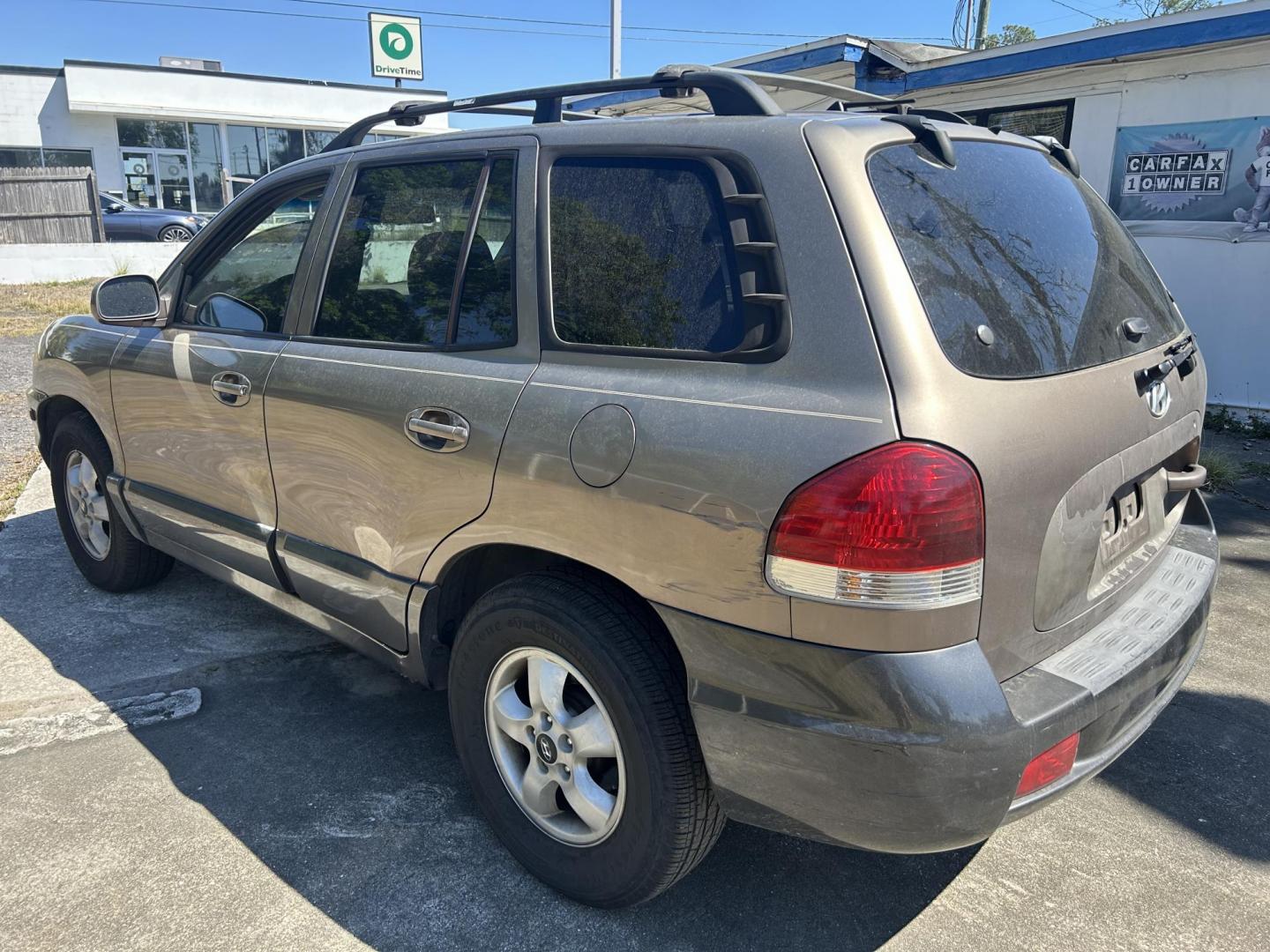 2005 Hyundai Santa Fe GLS 2.7L (KM8SC13D45U) with an 2.7L V6 DOHC 24V engine, 4-Speed Automatic Overdrive transmission, located at 1758 Cassat Ave., Jacksonville, FL, 32210, (904) 384-2799, 30.286720, -81.730652 - *****CASH SPECIAL*****2005 HYUNDAI SANTA FE*****$2999.00 PLUS TAX, TAG, AND TITLE*****4-DOOR 186,433 MILES ICE COLD AIR CONDITIONING AUTOMATIC TRANSMISSION ALLOYS SUNROOF ENGINE RUNS GREAT CALL US TODAY @ 904-384-2799 - Photo#4