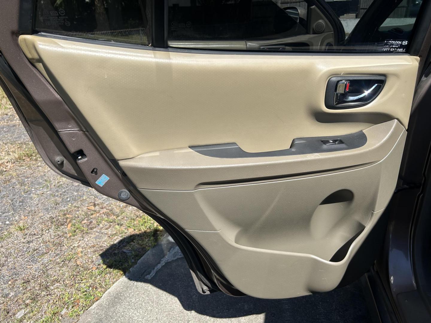 2005 Hyundai Santa Fe GLS 2.7L (KM8SC13D45U) with an 2.7L V6 DOHC 24V engine, 4-Speed Automatic Overdrive transmission, located at 1758 Cassat Ave., Jacksonville, FL, 32210, (904) 384-2799, 30.286720, -81.730652 - *****CASH SPECIAL*****2005 HYUNDAI SANTA FE*****$2999.00 PLUS TAX, TAG, AND TITLE*****4-DOOR 186,433 MILES ICE COLD AIR CONDITIONING AUTOMATIC TRANSMISSION ALLOYS SUNROOF ENGINE RUNS GREAT CALL US TODAY @ 904-384-2799 - Photo#9