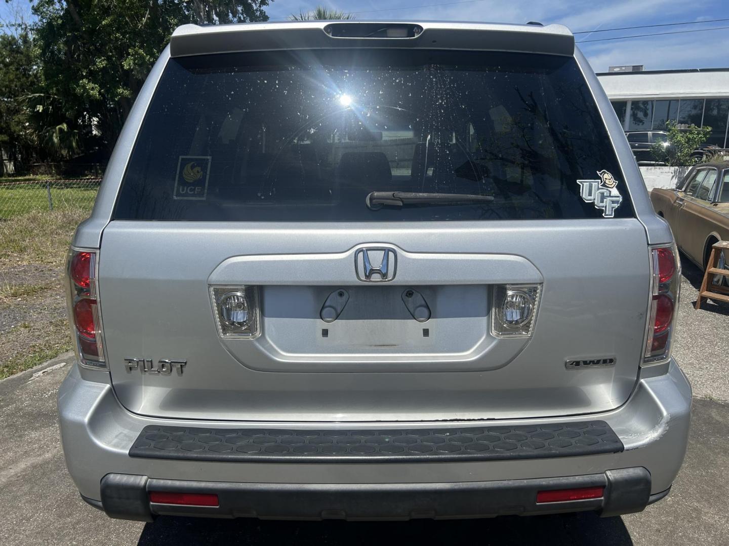 2007 Honda Pilot EX-L 4WD w/ DVD (5FNYF18607B) with an 3.5L V6 SOHC 24V engine, 5-Speed Automatic Overdrive transmission, located at 1758 Cassat Ave., Jacksonville, FL, 32210, (904) 384-2799, 30.286720, -81.730652 - *****CASH SPECIAL*****$3999.00 PLUS TAX, TAG, AND TITLE*****2007 HONDA PILOT EX-L 4X4 MODEL*****3RD ROW SEATING*****242,161 MILES 4-DOOR ICE COLD AIR CONDITIONING RUNS GREAT LEATHER SUNROOF ALLOYS DON'T WAIT ON THIS ONE IT'S BEEN WELL MAINTAINED CALL US TODAY @ 904-384-2799 - Photo#4