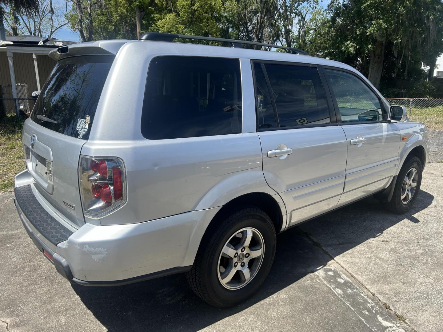 2007 Honda Pilot EX-L 4WD w/ DVD (5FNYF18607B) with an 3.5L V6 SOHC 24V engine, 5-Speed Automatic Overdrive transmission, located at 1758 Cassat Ave., Jacksonville, FL, 32210, (904) 384-2799, 30.286720, -81.730652 - *****CASH SPECIAL*****$3999.00 PLUS TAX, TAG, AND TITLE*****2007 HONDA PILOT EX-L 4X4 MODEL*****3RD ROW SEATING*****242,161 MILES 4-DOOR ICE COLD AIR CONDITIONING RUNS GREAT LEATHER SUNROOF ALLOYS DON'T WAIT ON THIS ONE IT'S BEEN WELL MAINTAINED CALL US TODAY @ 904-384-2799 - Photo#5