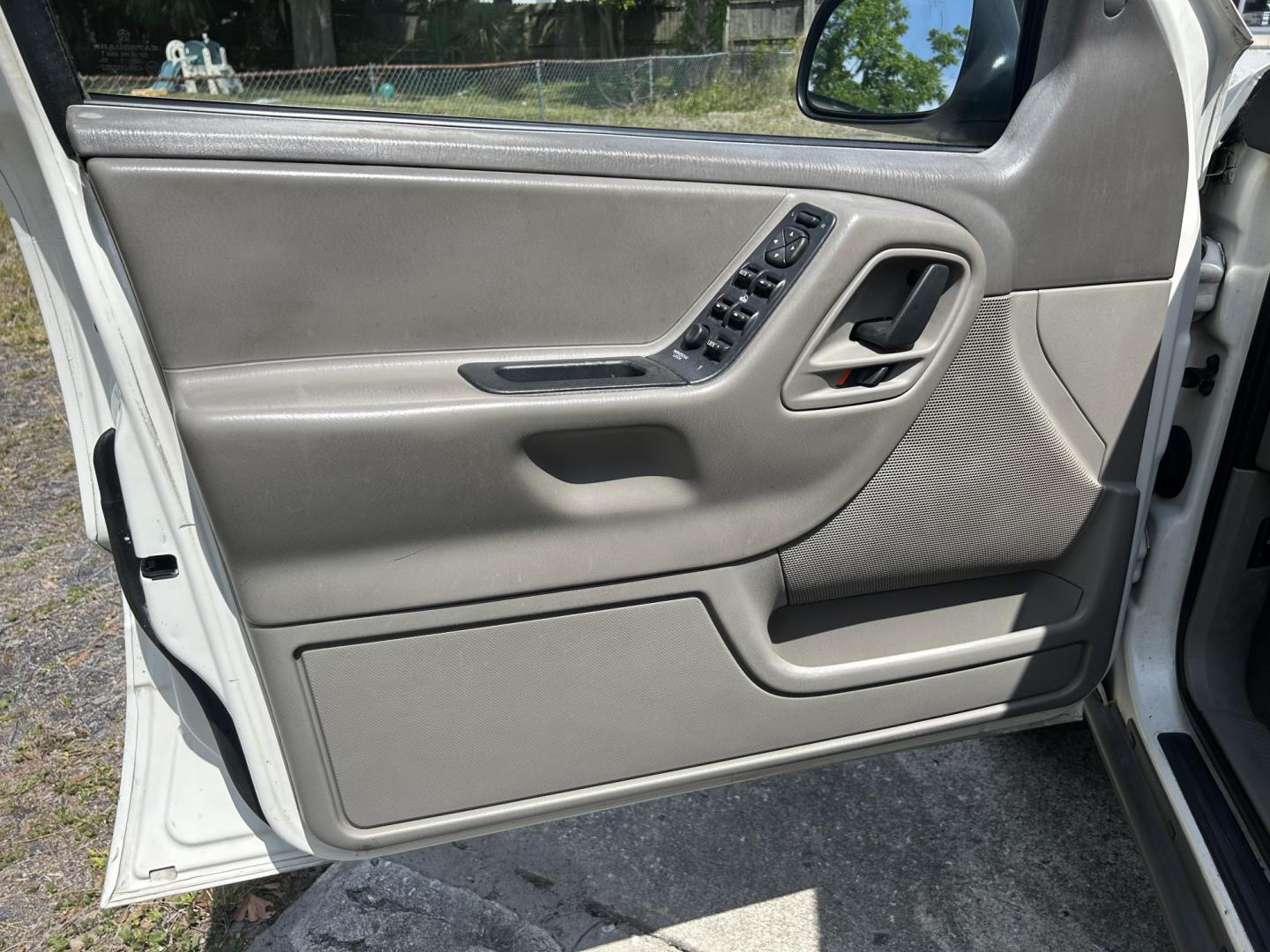 2002 Jeep Grand Cherokee Laredo 2WD (1J4GX48S32C) with an 4.0L L6 OHV 12V engine, 4-Speed Automatic Overdrive transmission, located at 1758 Cassat Ave., Jacksonville, FL, 32210, (904) 384-2799, 30.286720, -81.730652 - CASH SPECIAL*****$2999.00 PLUS TAX, TAG, AND TITLE*****2002 JEEP GRAND CHEROKEE LAREDO*****207,873 MILES*****CHECK THE PICS OR COME SEE THIS ONE IN PERSON EXTRA EXTRA CLEAN!!!! ICE COLD AIR CONDITONING RUNS GREAT CALL US @ 904-384-2799 TODAY THIS ONE'S A WINNER!!!! - Photo#7