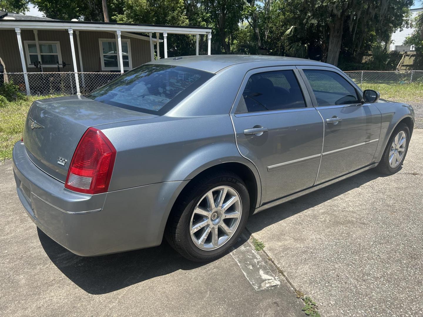 2007 Chrysler 300 Touring (2C3KA53G67H) with an 3.5L V6 DOHC 24V engine, 4-Speed Automatic Overdrive transmission, located at 1758 Cassat Ave., Jacksonville, FL, 32210, (904) 384-2799, 30.286720, -81.730652 - LOW MILEAGE 153,743 MILES ON THIS 2007 CHRYSLER 300!!!! $3899.00 PLUS TAX, TAG, AND TITLE!!!! LEATHER ALLOYS TINT ICE COLD AIR CONDITIONING LOOKS AND RUNS GREAT VERY WELL-MAINTAINED GOOD TIRES CALL US @ 904-384-2799 BEFORE THIS ONE'S GONE!! - Photo#3