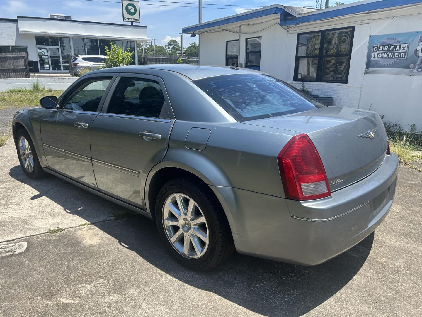 2007 Chrysler 300 Touring (2C3KA53G67H) with an 3.5L V6 DOHC 24V engine, 4-Speed Automatic Overdrive transmission, located at 1758 Cassat Ave., Jacksonville, FL, 32210, (904) 384-2799, 30.286720, -81.730652 - LOW MILEAGE 153,743 MILES ON THIS 2007 CHRYSLER 300!!!! $3899.00 PLUS TAX, TAG, AND TITLE!!!! LEATHER ALLOYS TINT ICE COLD AIR CONDITIONING LOOKS AND RUNS GREAT VERY WELL-MAINTAINED GOOD TIRES CALL US @ 904-384-2799 BEFORE THIS ONE'S GONE!! - Photo#4