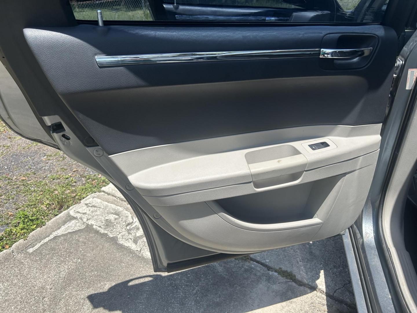 2007 Chrysler 300 Touring (2C3KA53G67H) with an 3.5L V6 DOHC 24V engine, 4-Speed Automatic Overdrive transmission, located at 1758 Cassat Ave., Jacksonville, FL, 32210, (904) 384-2799, 30.286720, -81.730652 - LOW MILEAGE 153,743 MILES ON THIS 2007 CHRYSLER 300!!!! $3899.00 PLUS TAX, TAG, AND TITLE!!!! LEATHER ALLOYS TINT ICE COLD AIR CONDITIONING LOOKS AND RUNS GREAT VERY WELL-MAINTAINED GOOD TIRES CALL US @ 904-384-2799 BEFORE THIS ONE'S GONE!! - Photo#10