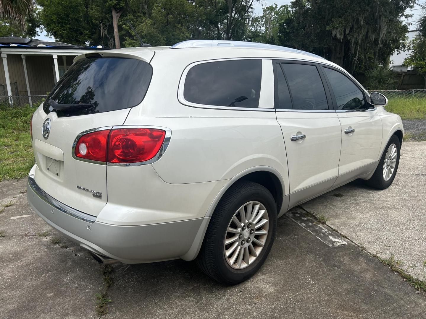 2011 Buick Enclave CXL-1 FWD (5GAKRBED1BJ) with an 3.6L V6 DOHC 24V engine, 6-Speed Automatic Overdrive transmission, located at 1758 Cassat Ave., Jacksonville, FL, 32210, (904) 384-2799, 30.286720, -81.730652 - ***** CASH BLOWOUT SPECIAL ***** $2499.00 PLUS TAX, TAG, AND TITLE ***** 2011 BUICK ENCLAVE CXL MODEL ONLY 166,548 MILES LEATHER ALLOYS TINT RUNS AND DRIVES GREAT CALL US @ 904-384-2799 BEFORE THIS SWEET DEAL IS GONE!!!!! - Photo#3