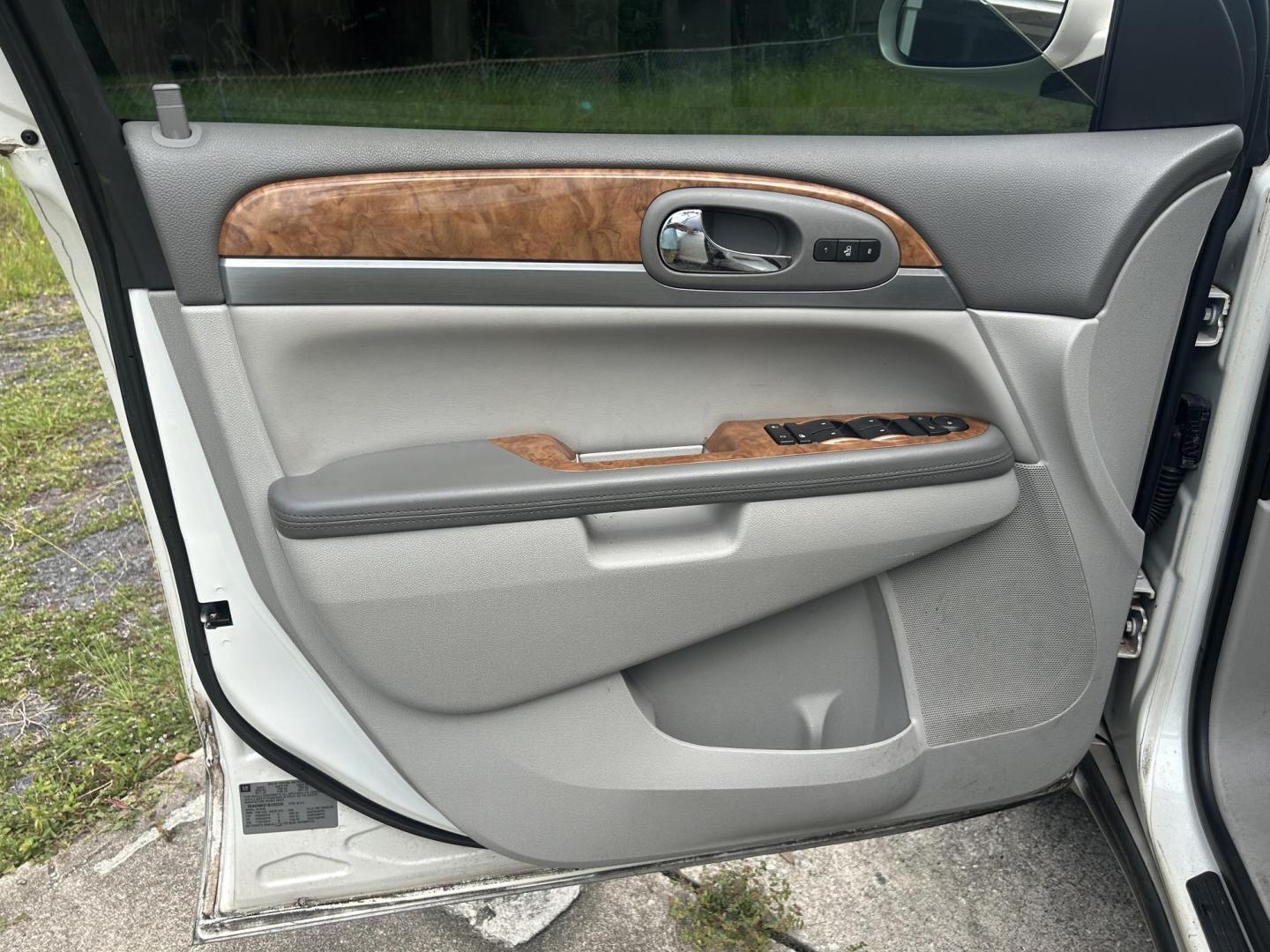 2011 Buick Enclave CXL-1 FWD (5GAKRBED1BJ) with an 3.6L V6 DOHC 24V engine, 6-Speed Automatic Overdrive transmission, located at 1758 Cassat Ave., Jacksonville, FL, 32210, (904) 384-2799, 30.286720, -81.730652 - ***** CASH BLOWOUT SPECIAL ***** $2499.00 PLUS TAX, TAG, AND TITLE ***** 2011 BUICK ENCLAVE CXL MODEL ONLY 166,548 MILES LEATHER ALLOYS TINT RUNS AND DRIVES GREAT CALL US @ 904-384-2799 BEFORE THIS SWEET DEAL IS GONE!!!!! - Photo#6