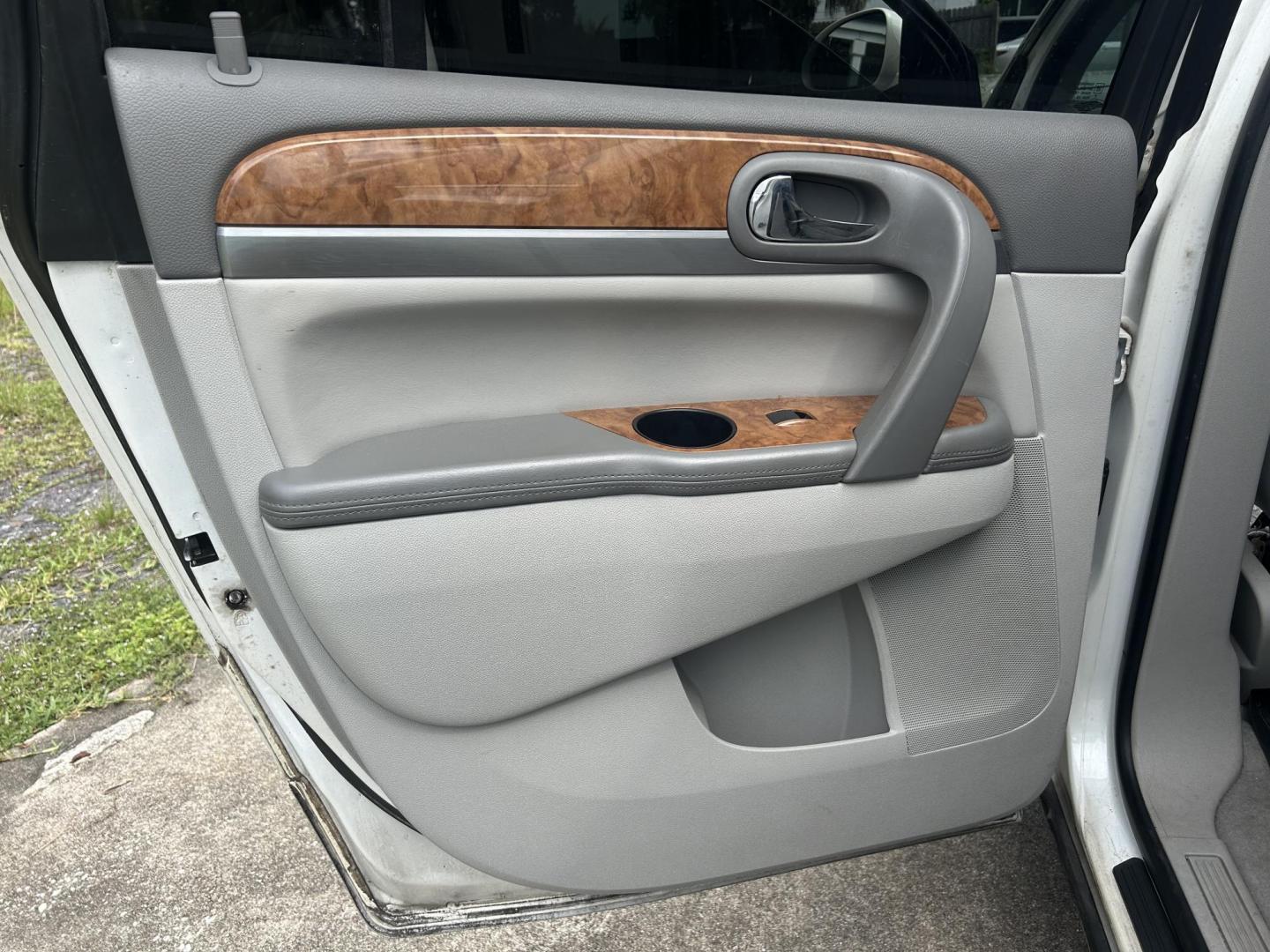 2011 Buick Enclave CXL-1 FWD (5GAKRBED1BJ) with an 3.6L V6 DOHC 24V engine, 6-Speed Automatic Overdrive transmission, located at 1758 Cassat Ave., Jacksonville, FL, 32210, (904) 384-2799, 30.286720, -81.730652 - ***** CASH BLOWOUT SPECIAL ***** $2499.00 PLUS TAX, TAG, AND TITLE ***** 2011 BUICK ENCLAVE CXL MODEL ONLY 166,548 MILES LEATHER ALLOYS TINT RUNS AND DRIVES GREAT CALL US @ 904-384-2799 BEFORE THIS SWEET DEAL IS GONE!!!!! - Photo#9