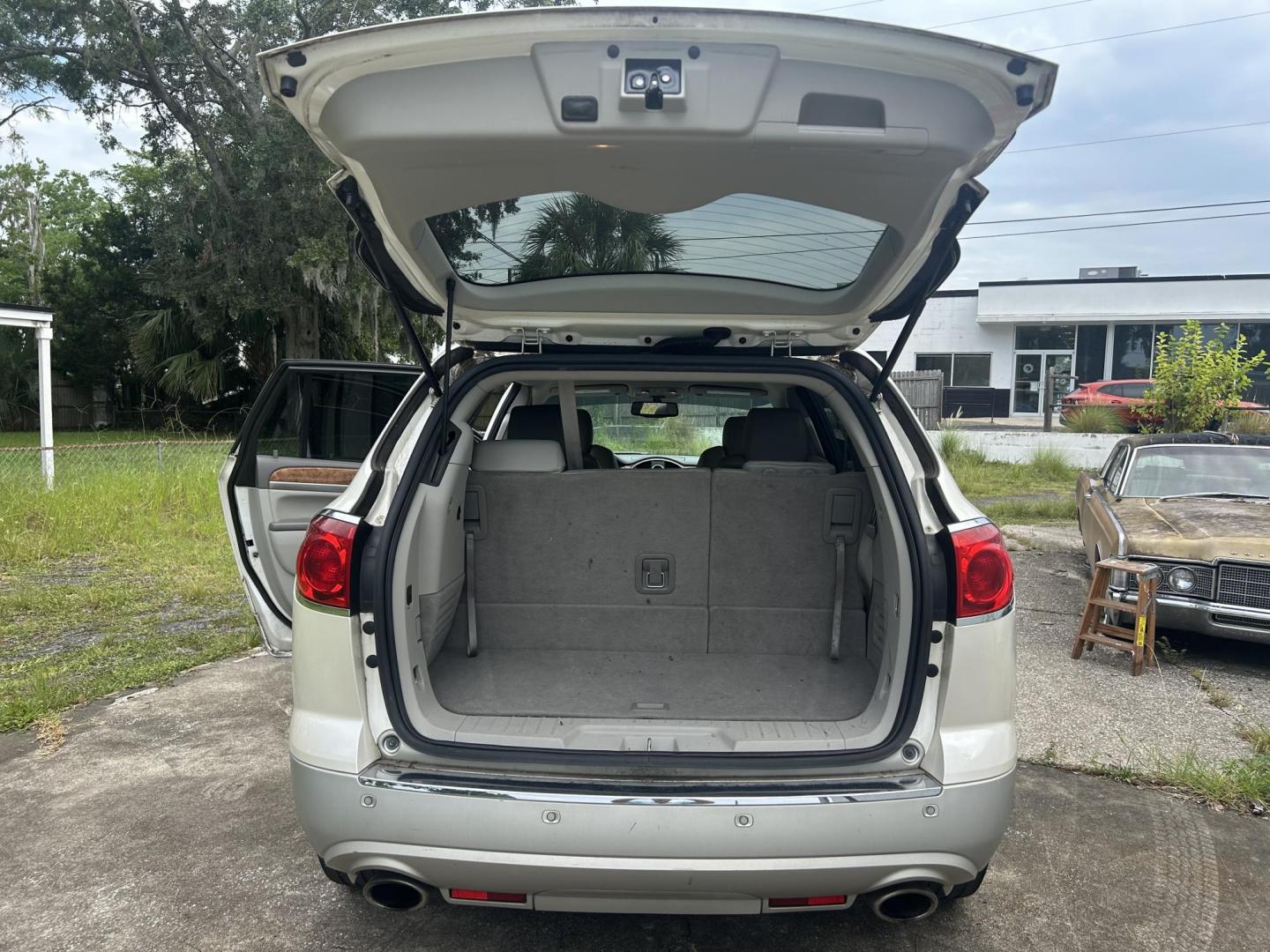 2011 Buick Enclave CXL-1 FWD (5GAKRBED1BJ) with an 3.6L V6 DOHC 24V engine, 6-Speed Automatic Overdrive transmission, located at 1758 Cassat Ave., Jacksonville, FL, 32210, (904) 384-2799, 30.286720, -81.730652 - ***** CASH BLOWOUT SPECIAL ***** $2499.00 PLUS TAX, TAG, AND TITLE ***** 2011 BUICK ENCLAVE CXL MODEL ONLY 166,548 MILES LEATHER ALLOYS TINT RUNS AND DRIVES GREAT CALL US @ 904-384-2799 BEFORE THIS SWEET DEAL IS GONE!!!!! - Photo#19