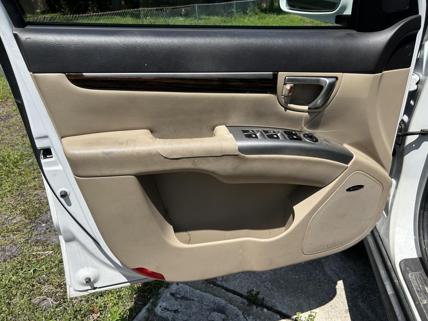2012 Hyundai Santa Fe Limited 2.4 FWD (5XYZK3ABXCG) with an 2.4L L4 DOHC 16V engine, 6-Speed Automatic transmission, located at 1758 Cassat Ave., Jacksonville, FL, 32210, (904) 384-2799, 30.286720, -81.730652 - ***** CASH BLOWOUT!!!!! ***** $3999.00 PLUS TAX, TAG, AND TITLE ***** 2012 HYUNDAI SANTA FE LIMITED MODEL 201,145 MILES RUNS AND LOOKS GREAT LEATHER ALLOYS ICE-COLD AIR-CONDITIONING SUNROOF CALL US @ 904-384-2799 TODAY!! DON'T WAIT ANY LONGER!!! - Photo#6