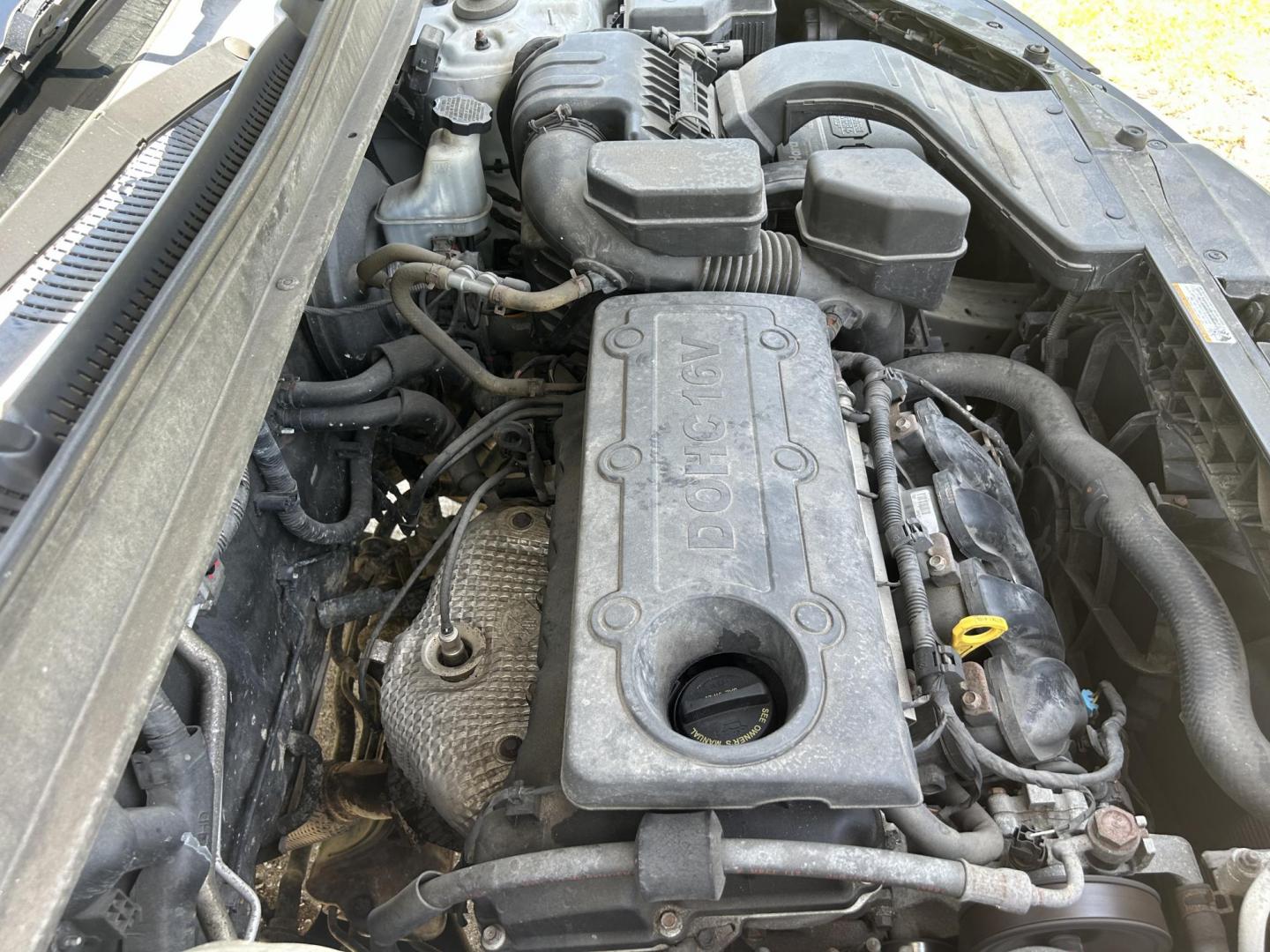2012 Hyundai Santa Fe Limited 2.4 FWD (5XYZK3ABXCG) with an 2.4L L4 DOHC 16V engine, 6-Speed Automatic transmission, located at 1758 Cassat Ave., Jacksonville, FL, 32210, (904) 384-2799, 30.286720, -81.730652 - ***** CASH BLOWOUT!!!!! ***** $3999.00 PLUS TAX, TAG, AND TITLE ***** 2012 HYUNDAI SANTA FE LIMITED MODEL 201,145 MILES RUNS AND LOOKS GREAT LEATHER ALLOYS ICE-COLD AIR-CONDITIONING SUNROOF CALL US @ 904-384-2799 TODAY!! DON'T WAIT ANY LONGER!!! - Photo#21