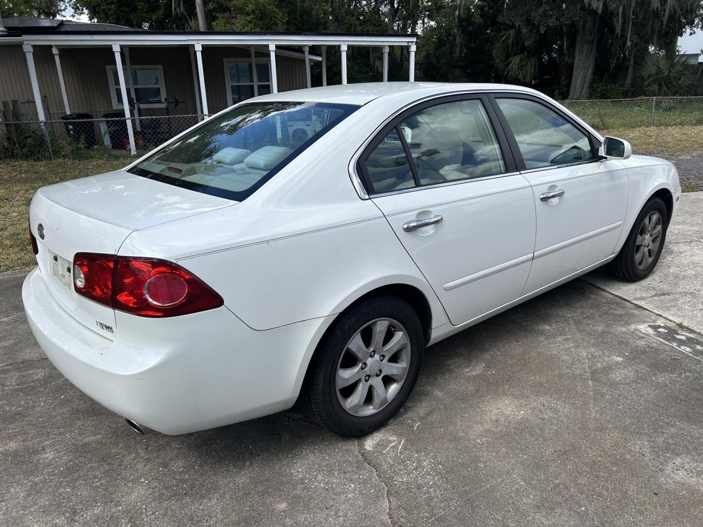 2006 Kia Optima EX V6 (KNAGE124065) with an 2.7L V6 24V DOHC engine, 4-Speed Automatic Overdrive transmission, located at 1758 Cassat Ave., Jacksonville, FL, 32210, (904) 384-2799, 30.286720, -81.730652 - ***** CASH SPECIAL ***** LOW MILEAGE ONLY 127,058 ***** $3499.00 PLUS TAX, TAG, AND TITLE ***** 2006 KIA OPTIMA EX V6 ***** 4-DOOR AUTOMATIC TRANSMISSION EXTRA CLEAN RUNS GREAT AND WELL-MAINTAINED ICE-COLD AIR CONDITIONING THIS ONE'S A STEAL!!!! CALL ROB @ 904-384-2799 - Photo#3