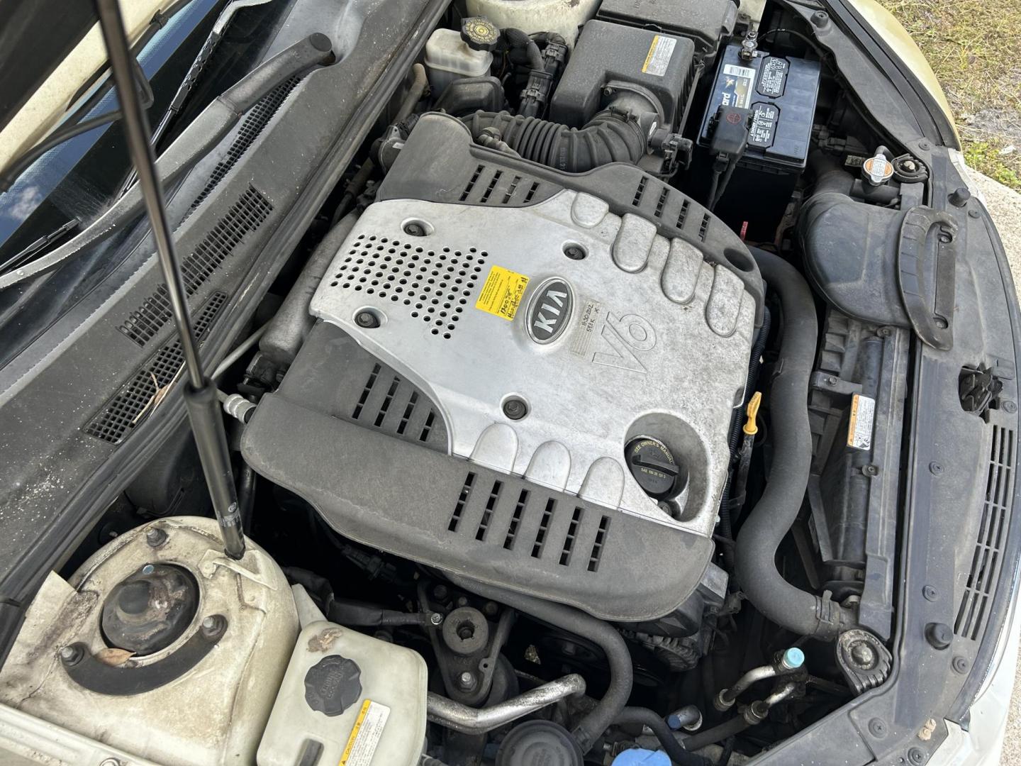 2006 Kia Optima EX V6 (KNAGE124065) with an 2.7L V6 24V DOHC engine, 4-Speed Automatic Overdrive transmission, located at 1758 Cassat Ave., Jacksonville, FL, 32210, (904) 384-2799, 30.286720, -81.730652 - ***** CASH SPECIAL ***** LOW MILEAGE ONLY 127,058 ***** $3499.00 PLUS TAX, TAG, AND TITLE ***** 2006 KIA OPTIMA EX V6 ***** 4-DOOR AUTOMATIC TRANSMISSION EXTRA CLEAN RUNS GREAT AND WELL-MAINTAINED ICE-COLD AIR CONDITIONING THIS ONE'S A STEAL!!!! CALL ROB @ 904-384-2799 - Photo#21