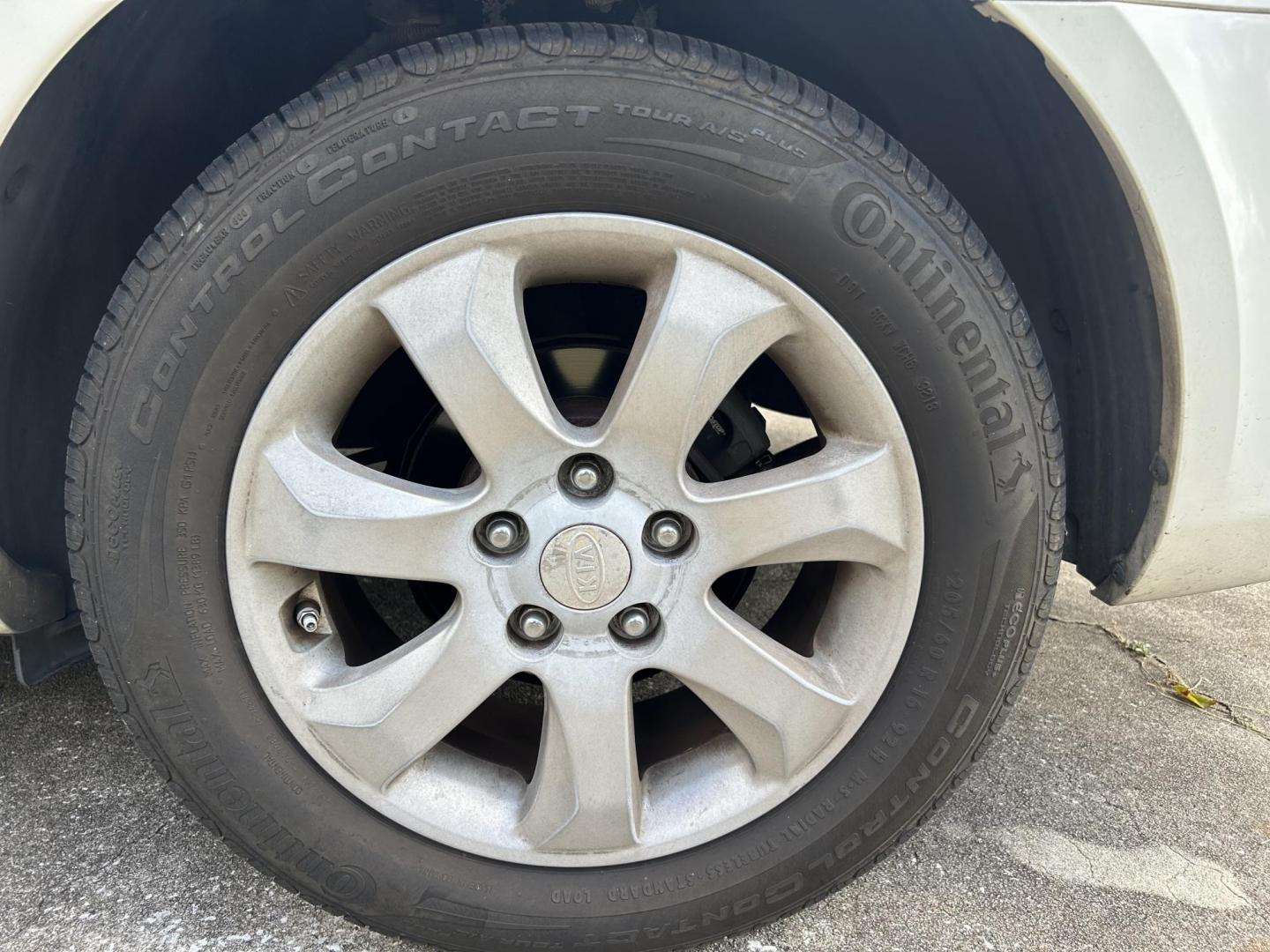 2006 Kia Optima EX V6 (KNAGE124065) with an 2.7L V6 24V DOHC engine, 4-Speed Automatic Overdrive transmission, located at 1758 Cassat Ave., Jacksonville, FL, 32210, (904) 384-2799, 30.286720, -81.730652 - ***** CASH SPECIAL ***** LOW MILEAGE ONLY 127,058 ***** $3499.00 PLUS TAX, TAG, AND TITLE ***** 2006 KIA OPTIMA EX V6 ***** 4-DOOR AUTOMATIC TRANSMISSION EXTRA CLEAN RUNS GREAT AND WELL-MAINTAINED ICE-COLD AIR CONDITIONING THIS ONE'S A STEAL!!!! CALL ROB @ 904-384-2799 - Photo#23