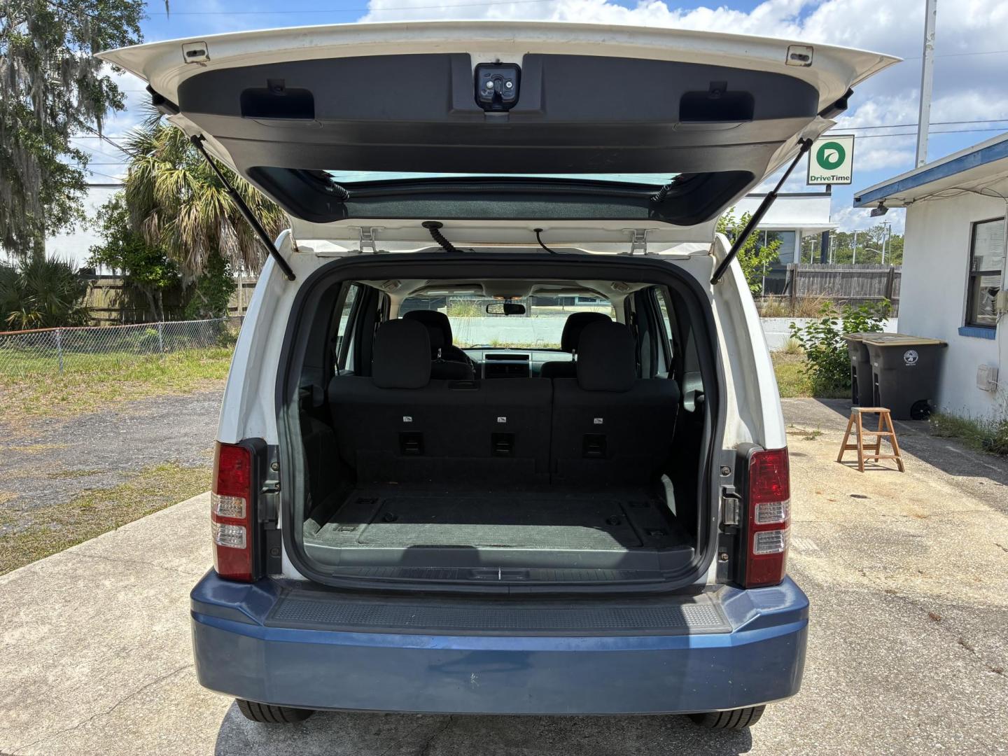 2012 Jeep Liberty Sport 2WD (1C4PJLAK6CW) with an 3.7L V6 SOHC 12V engine, 4-Speed Automatic transmission, located at 1758 Cassat Ave., Jacksonville, FL, 32210, (904) 384-2799, 30.286720, -81.730652 - ***** CASH SPECIAL ***** 2012 JEEP LIBERTY ***** $3944.00 PLUS TAX, TAG, AND TITLE ***** 189,478 MILES EXTRA CLEAN PREMIUM ALLOYS 4-DOOR LOOKS AND RUNS GREAT ICE-COLD-AIR-CONDITIONING DON'T HESITATE CALL ROB TODAY @ 904-384-2799 - Photo#17
